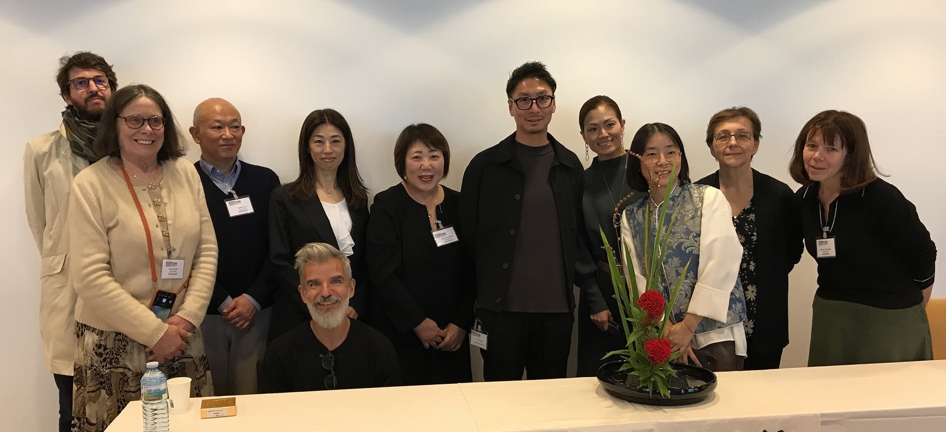 Ikuko Kato avec un groupe d'élèves lors d'un moment de transmission autour de l'ikebana